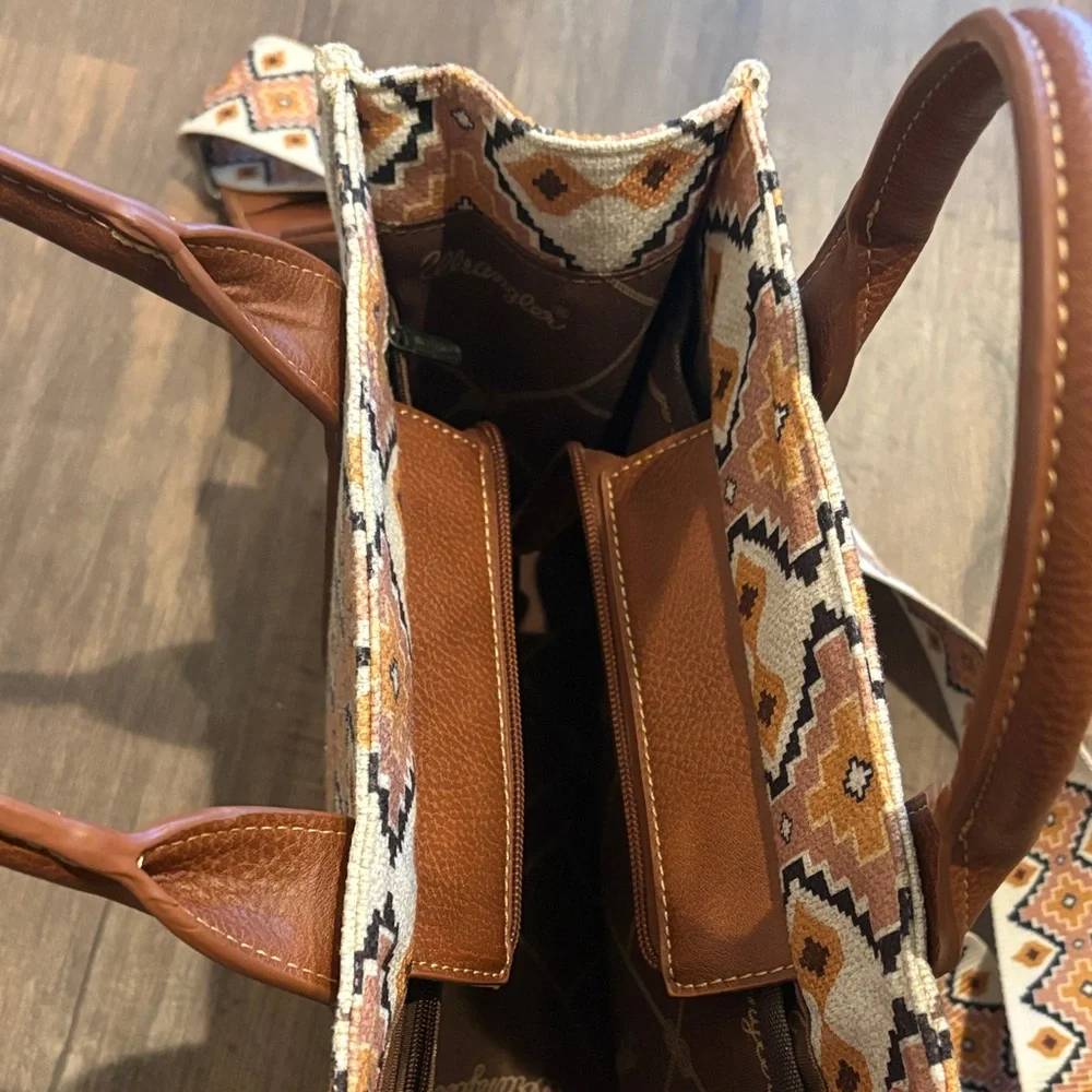 Wrangler | Tan and‎ Cream Geometric Western Bag